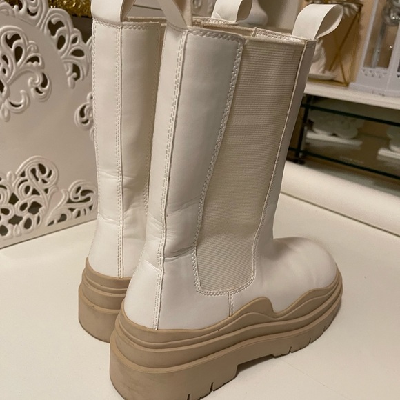 white and tan color by CAPE ROBBIN
square round toe
snow booties
platform
lug - Picture 13 of 14